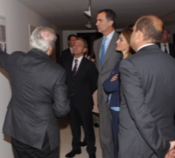 Don Felipe y Doña Letizia observan los antiguos planos del Castillo de La Luz